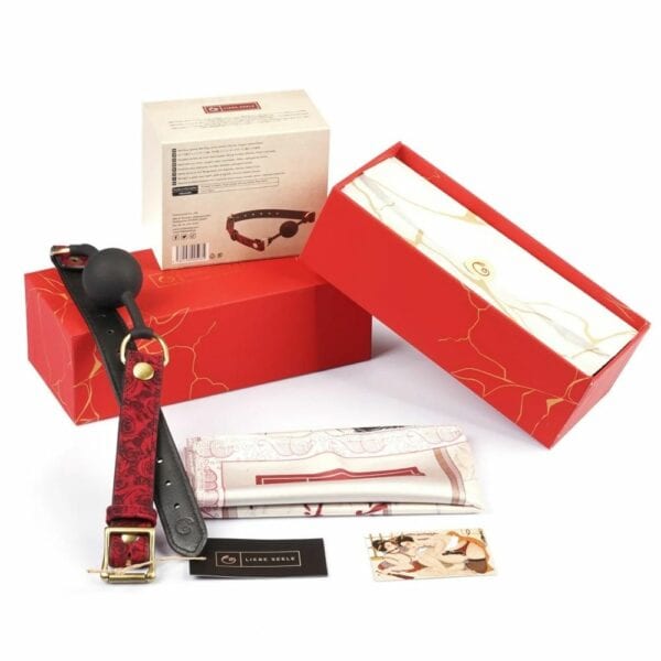 Gag BDSM Kinbaku Ukiyo-e avec touches dorées, conçu en silicone alimentaire pour un confort optimal. Sangles ajustables, lavable et imperméable. Fusion de style et de fonctionnalité pour une expérience unique.