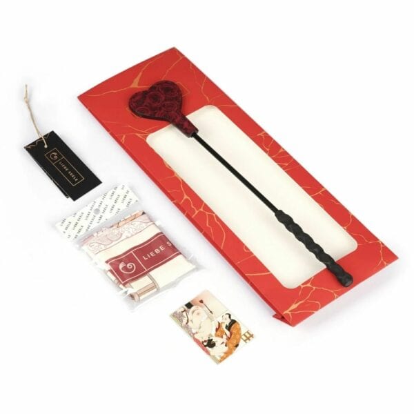 Mini cravache Kinbaku Ukiyo-e en cuir suédé d'agneau. Élégante et confortable pour les jeux BDSM. Fusion entre art traditionnel japonais et sensualité moderne.