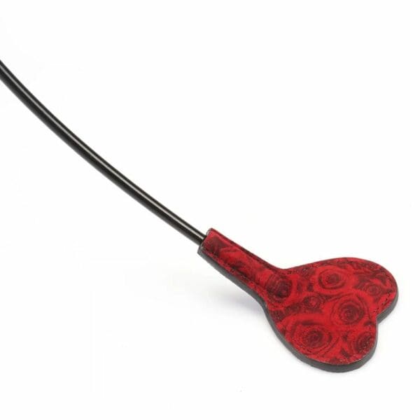 Mini cravache Kinbaku Ukiyo-e en cuir suédé d'agneau. Élégante et confortable pour les jeux BDSM. Fusion entre art traditionnel japonais et sensualité moderne.
