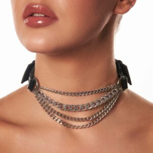 Détail d'une Femme de Devant portant un Choker en Cuir Noir avec Chaînes Argent