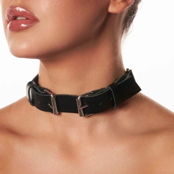 Vordere Frau mit einem schwarzen Lederschnallen-Choker