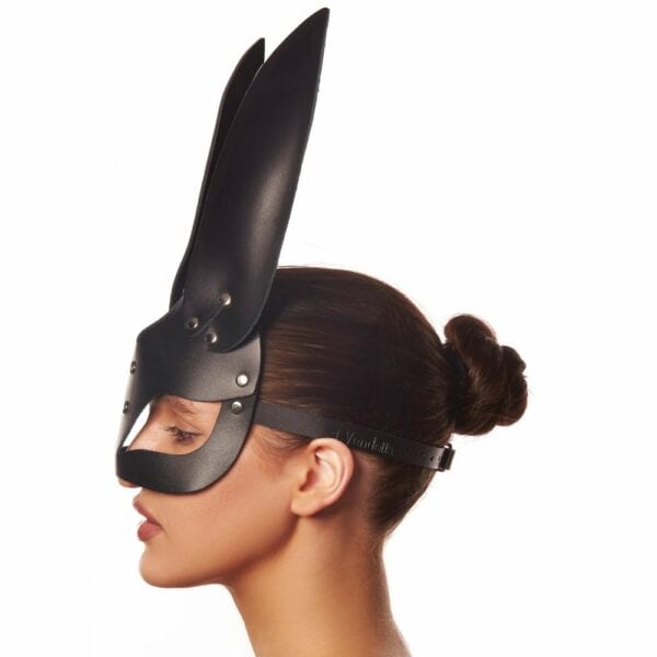 Foto einer Frau, die eine Kaninchenmaske aus Leder in der Farbe Schwarz trägt.