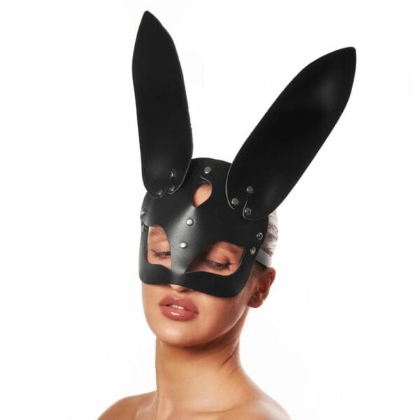 Foto einer Frontfrau mit einer ledernen Kaninchenmaske in Schwarz