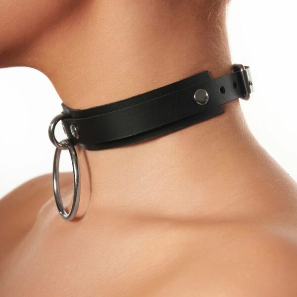 Mujer lateral con gargantilla de cuero negro y anillo de plata