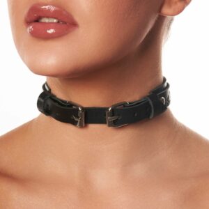 Femme de Devant portant un Choker à Boucles en Cuir Noir