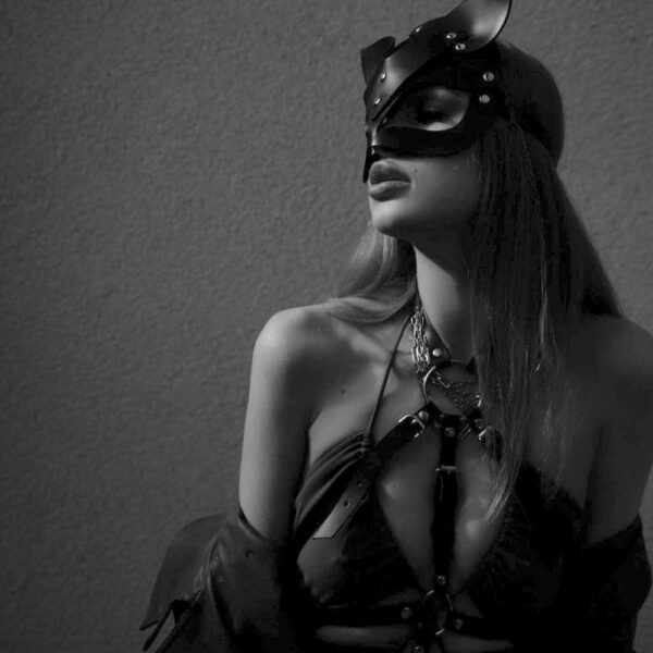 ST VENDETTA BONDAGE - BRIGADE MONDAINE (51) Femme de Devant portant un Masque Chat en Cuir, un Harnais en Cuir et un Collier en Cuir avec Chaînes couleur Noir