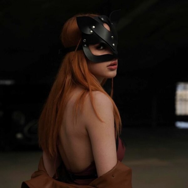 ST VENDETTA BONDAGE - BRIGADE MONDAINE (53) Femme de Côté portant un Masque Chat en Cuir couleur Noir