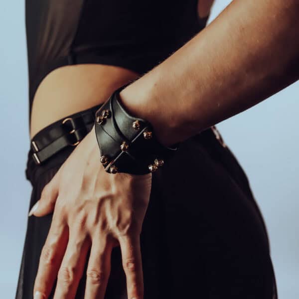 UNA BURKE - Horizontal Cuff Bracelet Noir Bracelet de type manchette signée Una Burke en cuir noir de vache tanné végétal les raccords en laiton massif recouverts d’or et les vis en laiton.