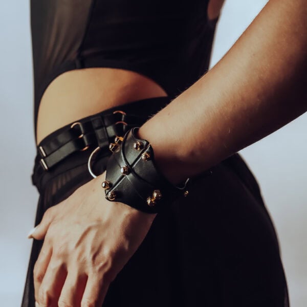 UNA BURKE - Horizontal Cuff Bracelet Noir Bracelet de type manchette signée Una Burke en cuir noir de vache tanné végétal les raccords en laiton massif recouverts d’or et les vis en laiton.