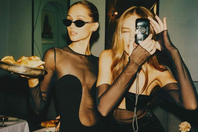 Photo de 2 Femmes de Devant portant une Robe avec Empiècements en Résille et Viscose à Manches Longues couleur Noir et un Body en résille avec Soutien-Gorge Croisé autour du Cou Opaque couleur Noir