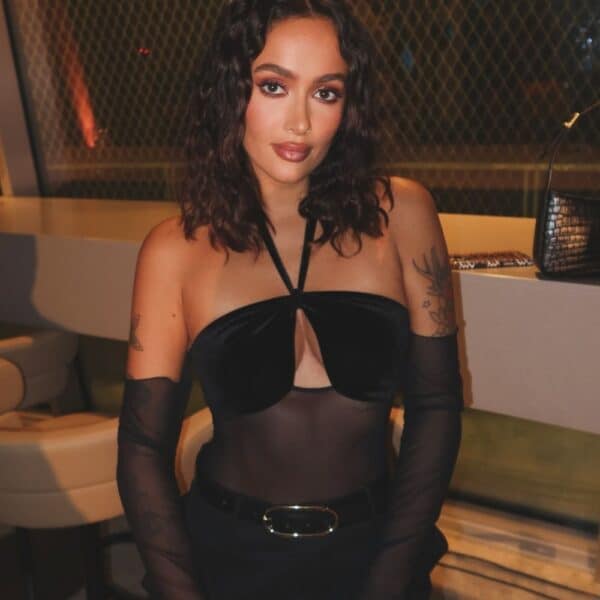 UNDRESS CODE - Bisou Bodysuit Noir Femme Portant Un Bodysuit Noir en Mesh et Velours avec Épaules Denudées et Manches Longues