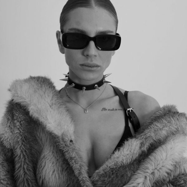 This one-size-fits-all handmade choker offers a perfect, elegant fit. Ideal for those who want to assert their style with a touch of sophistication, this jewelry enhances the silhouette and adds a refined note to any outfit. Each Saint Vendetta creation comes with a protective pouch.