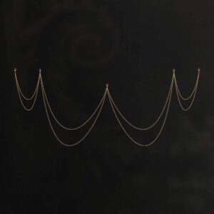 El accesorio de cadena AIMÉE realza su lencería con un toque precioso y refinado. Sus delicadas cadenas doradas, con sofisticados clips, se enganchan fácilmente al sujetador largo AIMÉE para conseguir un sutil efecto joya. Diseñado para realzar su silueta, combina glamour y elegancia atemporal. Totalmente hecho a mano, encarna el arte del detalle y el lujo.