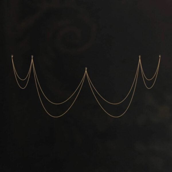 HERVÉ by Céline Marie - AIMÉE Schmuckstück für BHs Das AIMÉE Ketten-Accessoire veredelt Ihre Unterwäsche mit einem kostbaren und raffinierten Touch. Seine zarten goldenen Ketten mit raffinierten Clips lassen sich leicht an dem langen AIMÉE BH befestigen und sorgen für einen subtilen Schmuckeffekt. Er wurde entworfen, um Ihre Silhouette zu betonen, und vereint Glamour und zeitlose Eleganz. Er ist vollständig von Hand gefertigt und verkörpert die Kunst des Details und des Luxus.
