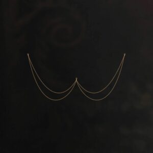 L’accessoire chaîne AIMÉE sublime votre lingerie avec une touche précieuse et sophistiquée. Ses délicates chaînes dorées, dotées de clips raffinés, s’attachent facilement pour un effet bijou élégant. Conçu pour rehausser la culotte brésilienne AIMÉE, il apporte glamour et sensualité. Son design délicat souligne la silhouette avec finesse. Entièrement fabriqué à la main, il incarne l’élégance et le luxe.