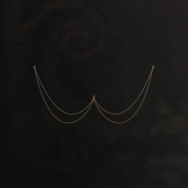 HERVÉ by Céline Marie - AIMÉE Bijou de Lingerie L’accessoire chaîne AIMÉE sublime votre lingerie avec une touche précieuse et sophistiquée. Ses délicates chaînes dorées, dotées de clips raffinés, s’attachent facilement pour un effet bijou élégant. Conçu pour rehausser la culotte brésilienne AIMÉE, il apporte glamour et sensualité. Son design délicat souligne la silhouette avec finesse. Entièrement fabriqué à la main, il incarne l’élégance et le luxe.