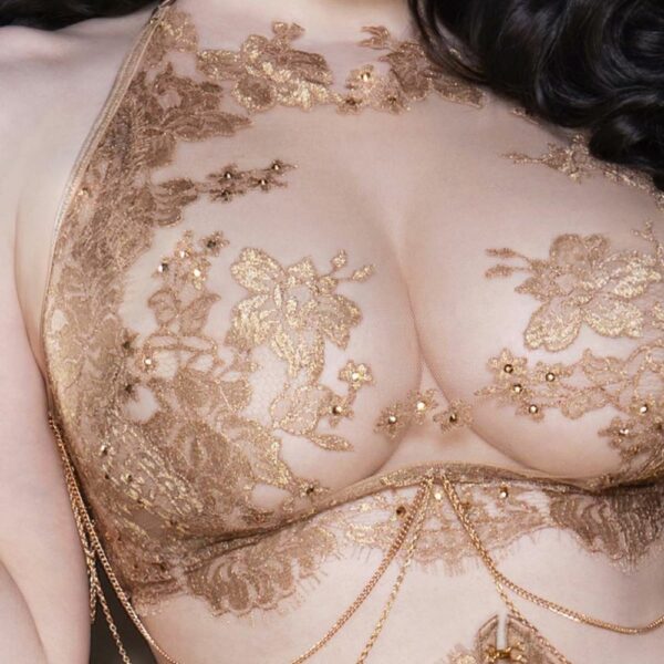 HERVÉ by Céline Marie - AIMÉE Bijou pour Soutien-gorge - AIMÉE Soutien-gorge L’accessoire chaîne AIMÉE rehausse votre lingerie avec une touche précieuse et raffinée. Ses chaînes dorées délicates, dotées de clips sophistiqués, s’attachent facilement au soutien-gorge long AIMÉE pour un effet bijou subtil. Conçu pour sublimer votre silhouette, il allie glamour et élégance intemporelle. Entièrement fabriqué à la main, il incarne l’art du détail et du luxe.