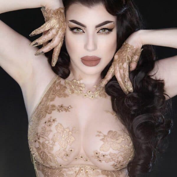 HERVÉ by Céline Marie - AIMÉE Soutien-gorge - AIMÉE Mitaines Le soutien-gorge long AIMÉE est une pièce artisanale raffinée, confectionnée à la main avec de la luxueuse dentelle Leavers française en or rosé, fusionnée sans couture et doublée de tulle ultra-transparent pour un effet galbant sublimé. Chaque motif de dentelle est minutieusement découpé et placé pour créer un éclat subtil sur votre peau. Ce modèle est orné de cristaux scintillants et de chaînes amovibles en or, offrant une finition précieuse. Il est équipé de bretelles entièrement réglables, de bretelles en dentelle de soutien et d’armatures souples sur les côtés pour garantir un soutien supplémentaire. Son design à col montant permet de le porter non seulement comme une lingerie, mais aussi comme un élément de style extérieur, parfait pour être vu. Les mitaines en dentelle AIMÉE complètent à merveille cette collection. Réalisées à partir de dentelle Leavers française en or rosé, elles sont décorées de cristaux délicats et de chaînes dorées qui pendent élégamment, apportant une touche de glamour et de raffinement. Ces mitaines sont l’accessoire parfait pour parfaire une tenue de soirée ou sublimer votre ensemble de lingerie.