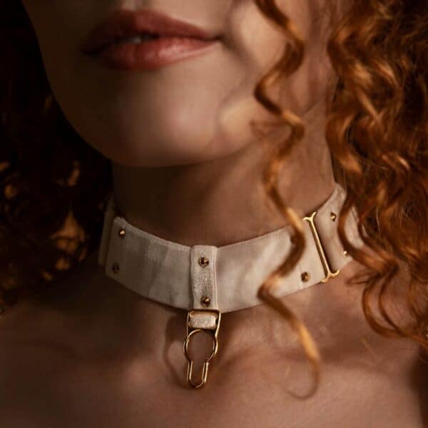 Hervé by Céline Marie Lingerie de Luxe BRIGADE MONDAINE (63) Femme de Devant portant un Choker Large Velours Blanc