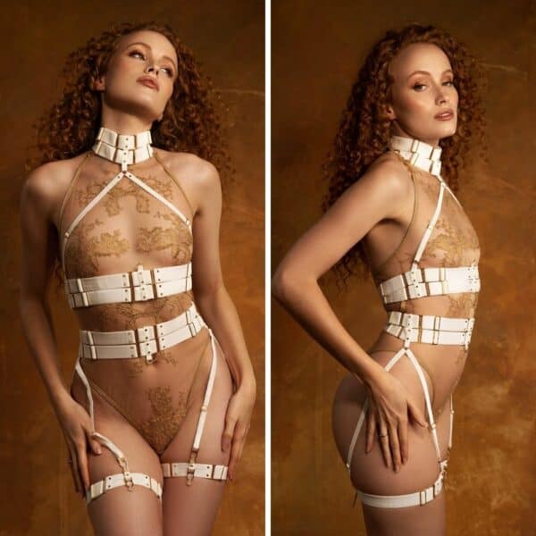 Hervé by Céline Marie Lingerie de Luxe BRIGADE MONDAINE (73) Femme de Côté et de Devant portant un Body en Résille couleur Chair et Dentelle Dorée avec un Harnais, des Portes-Jarretelles et des Jarretières Blancs