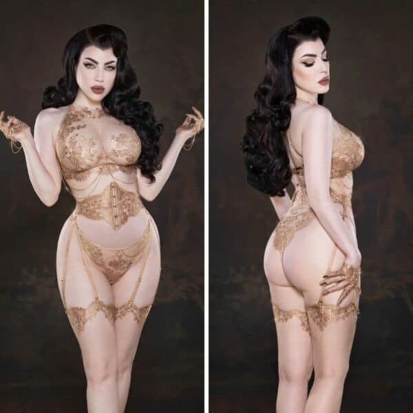 Hervé by Céline Marie Lingerie de Luxe BRIGADE MONDAINE (84) Femme de Devant et de 3/4 Dos portant un Soutien-Gorge, un Corset Porte-Jarretelles, des Mitaines et une Culotte Brésilienne en Maille couleur Chair et Dentelle Dorée