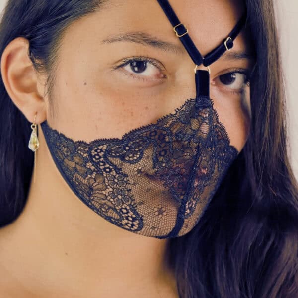 Mujer con arnés facial de encaje negro y terciopelo