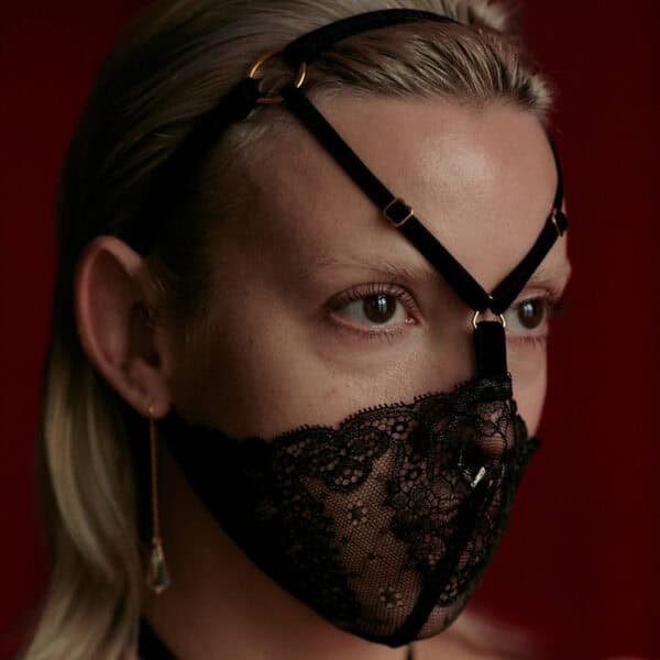 Mujer con arnés facial de encaje negro y terciopelo