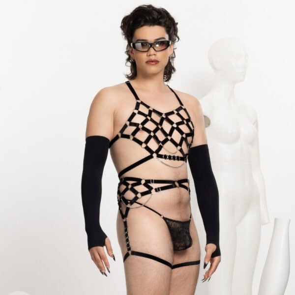Personne Portant un Harnais de Poitrine en Velours Noir avec des Détails Boucles et Chaînes Argentées et Porte-Jarretelles Noir Boucles et Chaînes Argentées Velours Noir et String En Dentelle et Velours Noir
