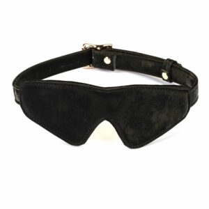 Bandeau Boudoir Amor en similicuir vegan noir, bloquant la vision. Réglable avec boucles métalliques robustes pour un confort optimal. Parfait pour des expériences de privation sensorielle dans le jeu BDSM.