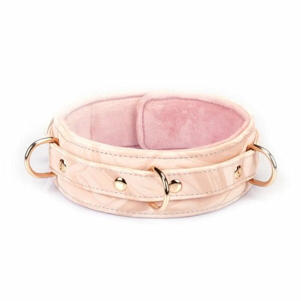 Bondage-Halsband Pink Boudoir Amor aus veganem Kunstleder in rosa und schwarz. Vergoldete Beschläge, drei D-Ringe zur Befestigung. Mit goldfarbener Kettenleine, elegant und verstellbar für eine raffinierte Dominanz.
