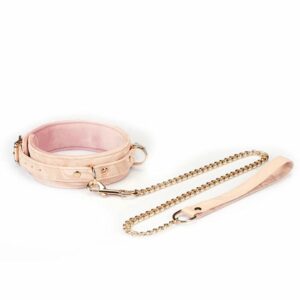 Collar bondage Pink Boudoir Amor de piel sintética vegana rosa y negra. Acabado dorado, tres anillas en forma de D para el cierre. Con correa de cadena dorada, elegante y ajustable para una dominación refinada.