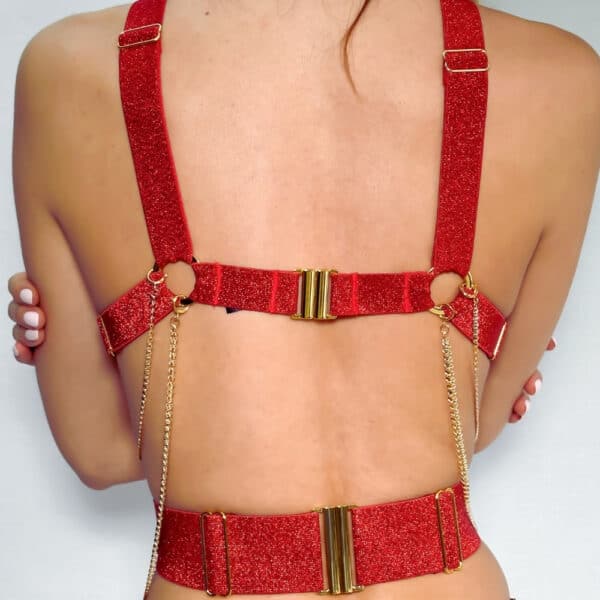 MAISON LIBERTINE - Harnais Bijoux Regina Rouge Femme de Dos portant un Harnais Bijoux Rouge