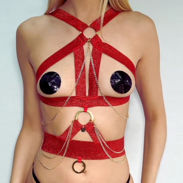 MAISON LIBERTINE - Harnais Bijoux Regina Rouge Femme de Devant portant un Harnais Bijoux Rouge