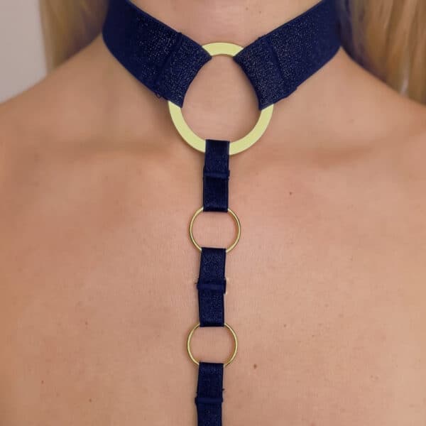 MAISON LIBERTINE - Bijou Baby Harness Black Деталь о колье «Женщина впереди» с черным украшением в виде ремней