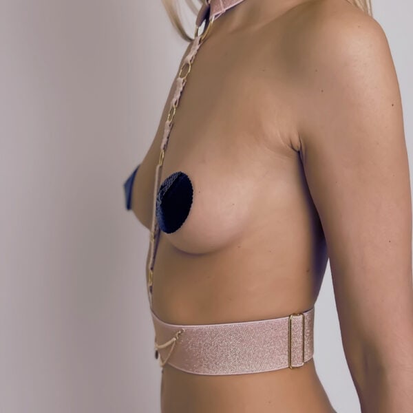 MAISON LIBERTINE - Arnés Baby Bijou Rosa Femme de Côté con un arnés Bijou rosa