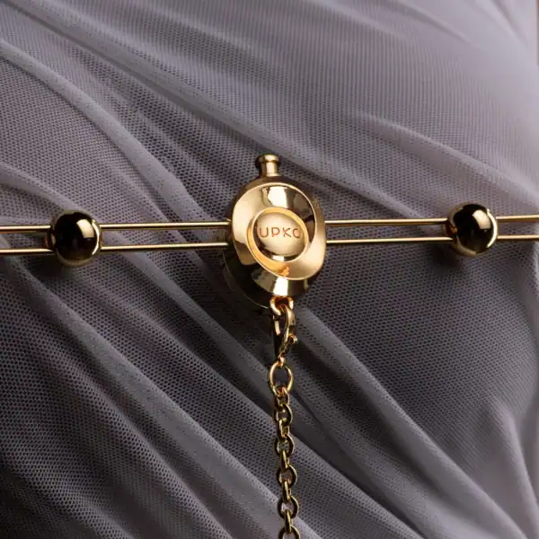 Pinces à tétons UPKO avec barre métallique vibrante et chaîne clitoridienne – accessoire fétiche de luxe pour triple stimulation.