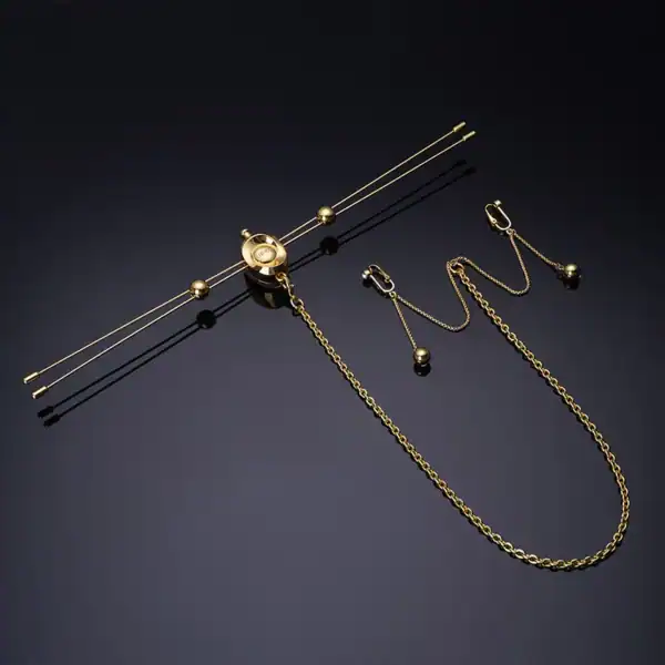 Pinces à tétons UPKO avec barre métallique vibrante et chaîne clitoridienne – accessoire fétiche de luxe pour triple stimulation.