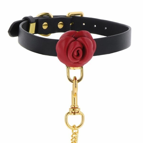 Collier et Laisse en Cuir Noir Fabriqué en similicuir souple Noir et sublimé par une rose Rouge en cuir véritable et Laisse en similicuir souple Noir avec un Détails rose Rouge et Chaîne Dorée en Métal sans nickel