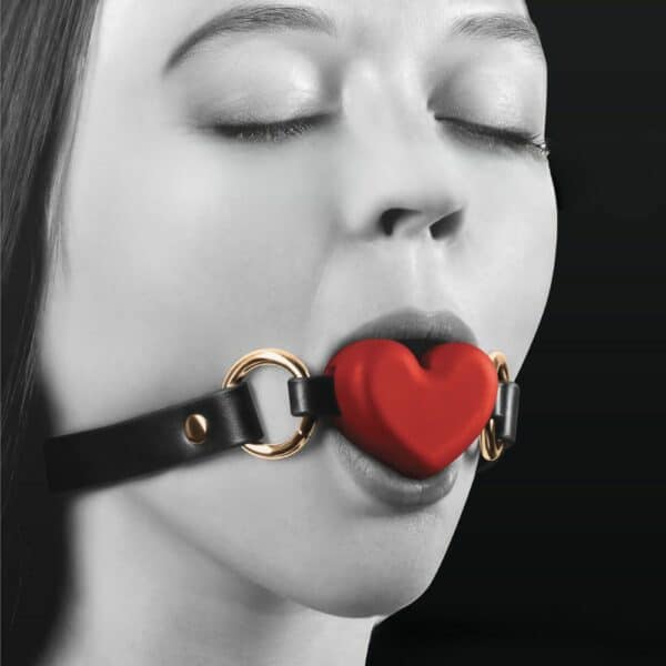 Mordaza roja en forma de corazón de polipiel de silicona y metal sin níquel
