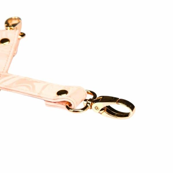 Detalle de un cierre de un Packshot de un Hogtie de cuero vegano rosa