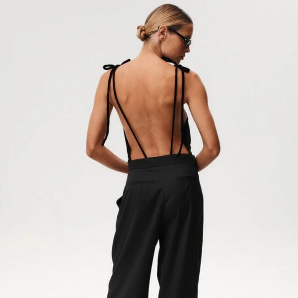 Undress Code - Body Once in a Blue Moon | Brigade Mondaine Paris Schwarzer Body Undress Code Once in a Blue Moon, getragen von einem Model, fließender Schnitt und tiefer Ausschnitt, Auswahl Brigade Mondaine Paris.