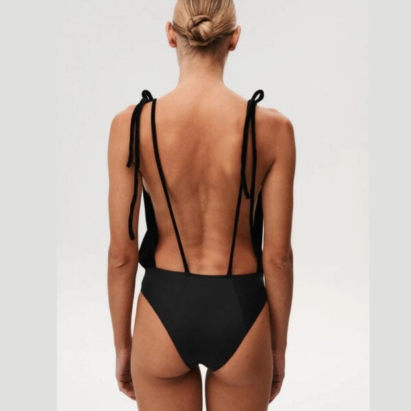 Undress Code - Body Once in a Blue Moon | Brigade Mondaine Paris Schwarzer Body Undress Code Once in a Blue Moon, getragen von einem Model, fließender Schnitt und tiefer Ausschnitt, Auswahl Brigade Mondaine Paris.