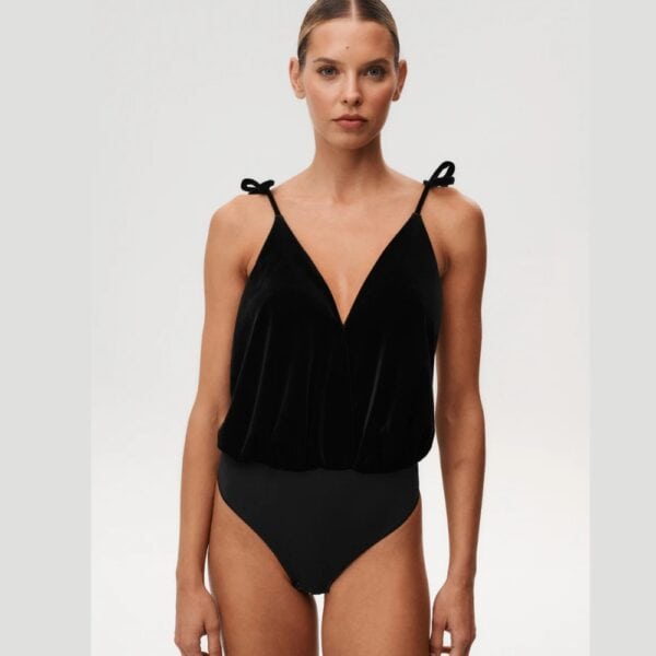 Undress Code - Body Once in a Blue Moon | Brigade Mondaine Paris Schwarzer Body Undress Code Once in a Blue Moon, getragen von einem Model, fließender Schnitt und tiefer Ausschnitt, Auswahl Brigade Mondaine Paris.