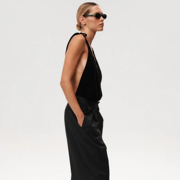 Undress Code - Body Once in a Blue Moon | Brigade Mondaine Paris Schwarzer Body Undress Code Once in a Blue Moon, getragen von einem Model, fließender Schnitt und tiefer Ausschnitt, Auswahl Brigade Mondaine Paris.