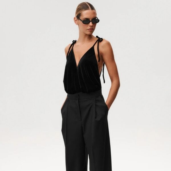 Undress Code - Body Once in a Blue Moon | Brigade Mondaine Paris Schwarzer Body Undress Code Once in a Blue Moon, getragen von einem Model, fließender Schnitt und tiefer Ausschnitt, Auswahl Brigade Mondaine Paris.