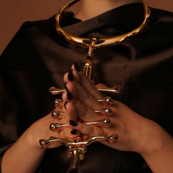 UPKO - Set BDSM Collier et pinces à doigts Or Femme de Devant portant un Set Collier et Pinces à Doigts Or