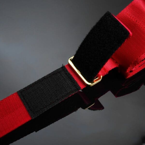 UPKO - Sangles Hogtie Bondage Rouges Détail sur une Sangle du Packshot de Sangles Hogtie Bondage en Rubans Rouges