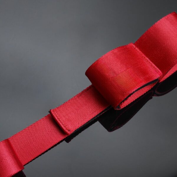 UPKO - Sangles Hogtie Bondage Rouges Détail sur une Sangle du Packshot de Sangles Hogtie Bondage en Rubans Rouges