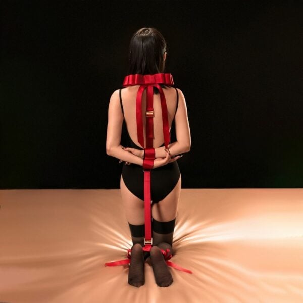 UPKO - Sangles Hogtie Bondage Rouges Femme sur les Genoux de Dos portant des Sangles Hogtie Bondage en Rubans Rouges