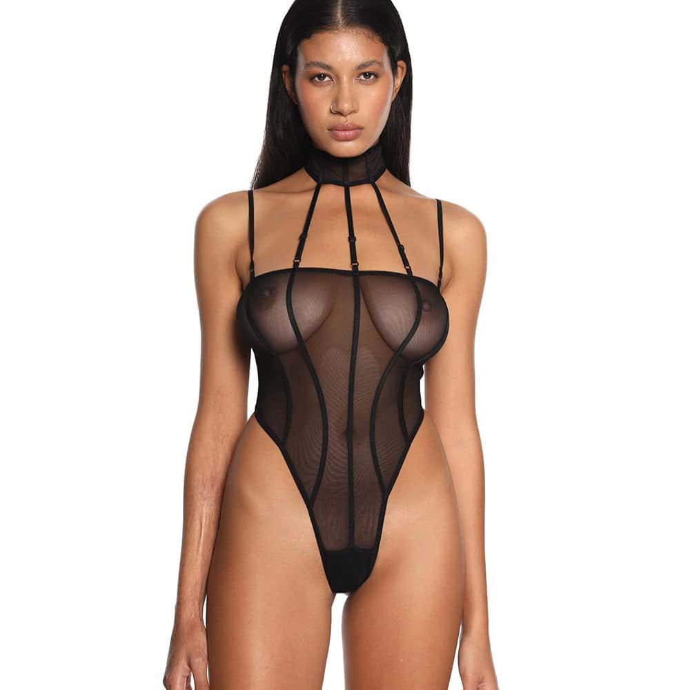 Mujer con un body de malla ultra elástica y duradera Negro